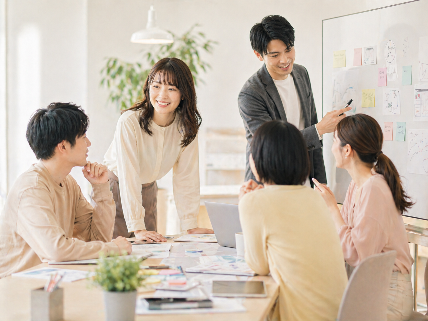 チームで事業方針を話し合う様子
